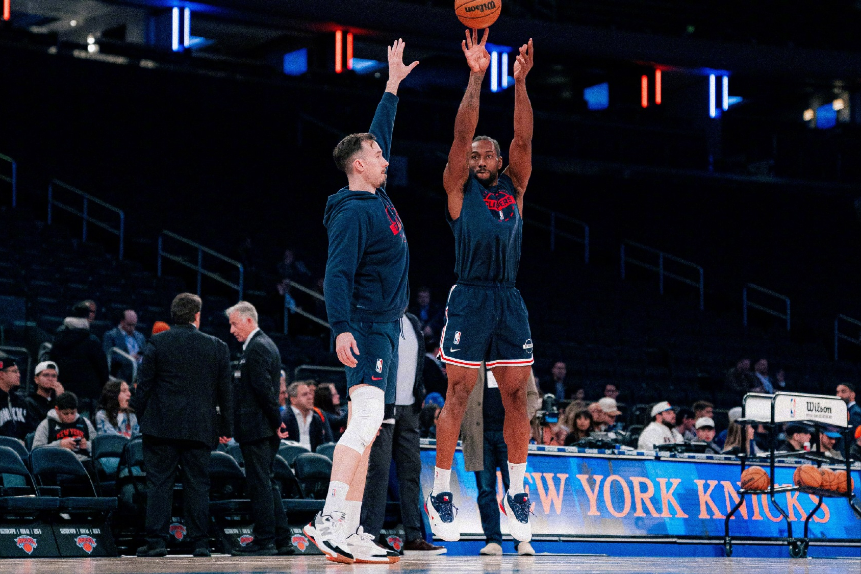 伦纳德又受伤了！踩到现场观众！这一次，泰伦·卢位置不稳？